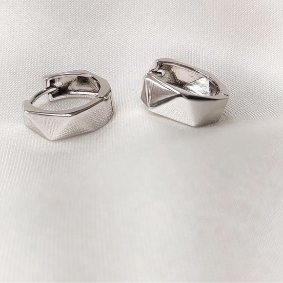 LAST ONE🔥 Geometric Hoop Earrings | Platinum Plated Silver | Modern Jewelry - Picture 2 of 11